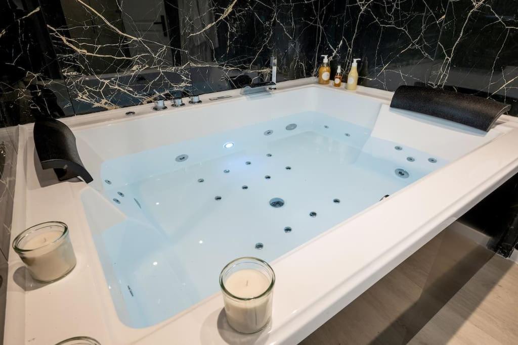 * Love Room Jacuzzi * Aubie-et-Espessas Extérieur photo